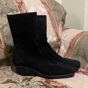 La Canadienne Edna Faux Shearling Waterproof Suede Boot. Size 9 Women
N21-13